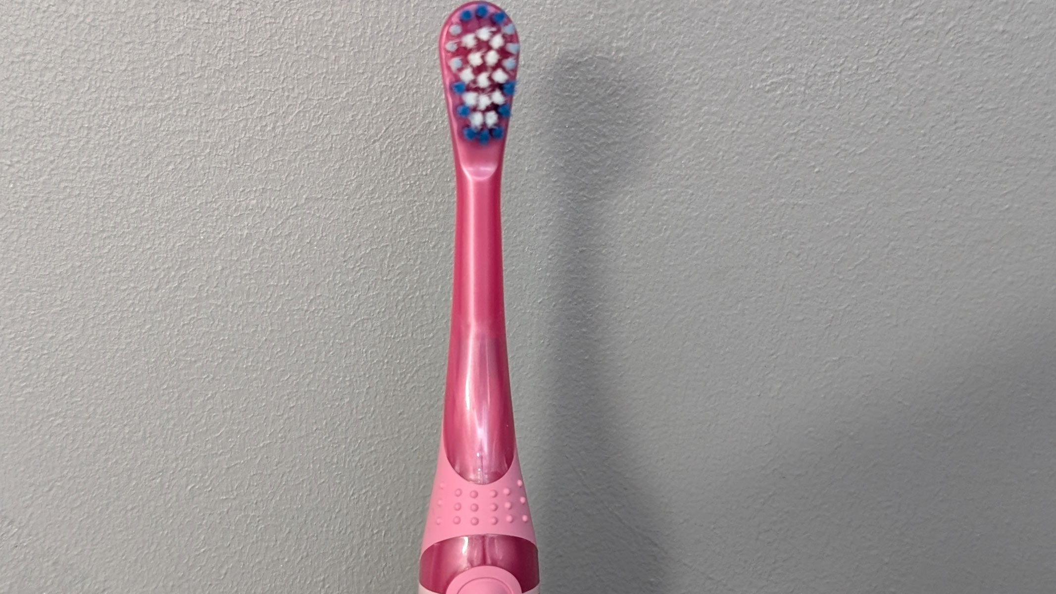 Colgate Kids Battery Powered Toothbrush, a close-up picture of the head